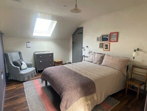 4 bedrooms, desk, iron/ironing board, free WiFi