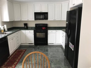 Réfrigérateur, four à micro-ondes, lave-vaisselle, cafetière-théière