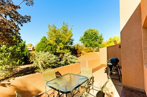 Outdoor dining - Lovely Home w/ Shared Pool - near Arches National Park (Moab)
