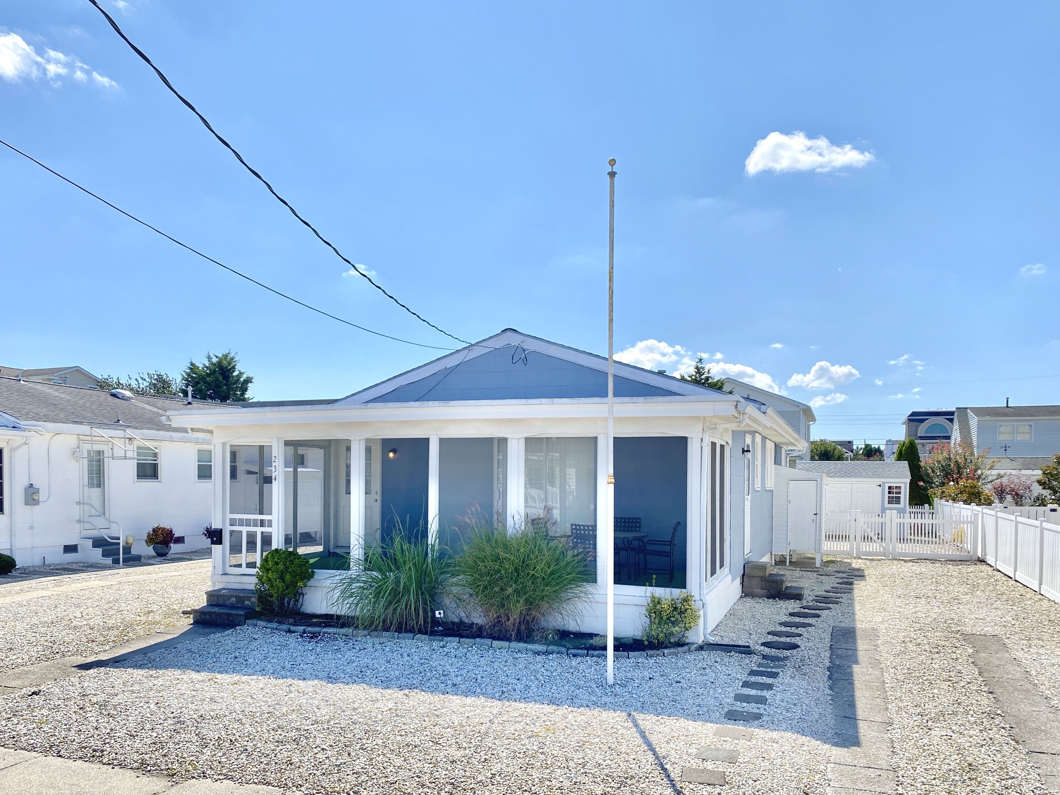 Cute seashore cottage within walking distance to beach & shopping, screened porch