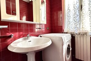 Shower, bidet, towels - N175 - Numana, two-room apartment with porch (Numana)