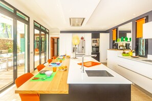 Fridge, microwave, oven, stovetop - La Musarde, magnificent villa with swimming pool close to the beach of Boucan Canot (Boucan Canot)