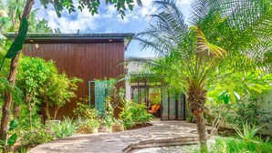 A wooden pathway leading to a building with a wooden exterior. - La Musarde, magnificent villa with swimming pool close to the beach of Boucan Canot (Boucan Canot)