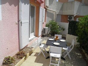 Outdoor dining - Beachside Apartment for 6 with AC, Parking & Terrace – 500m from Shore (Sète)