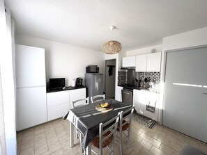 Kühlschrank, Mikrowelle, Herdplatte, Geschirrspüler