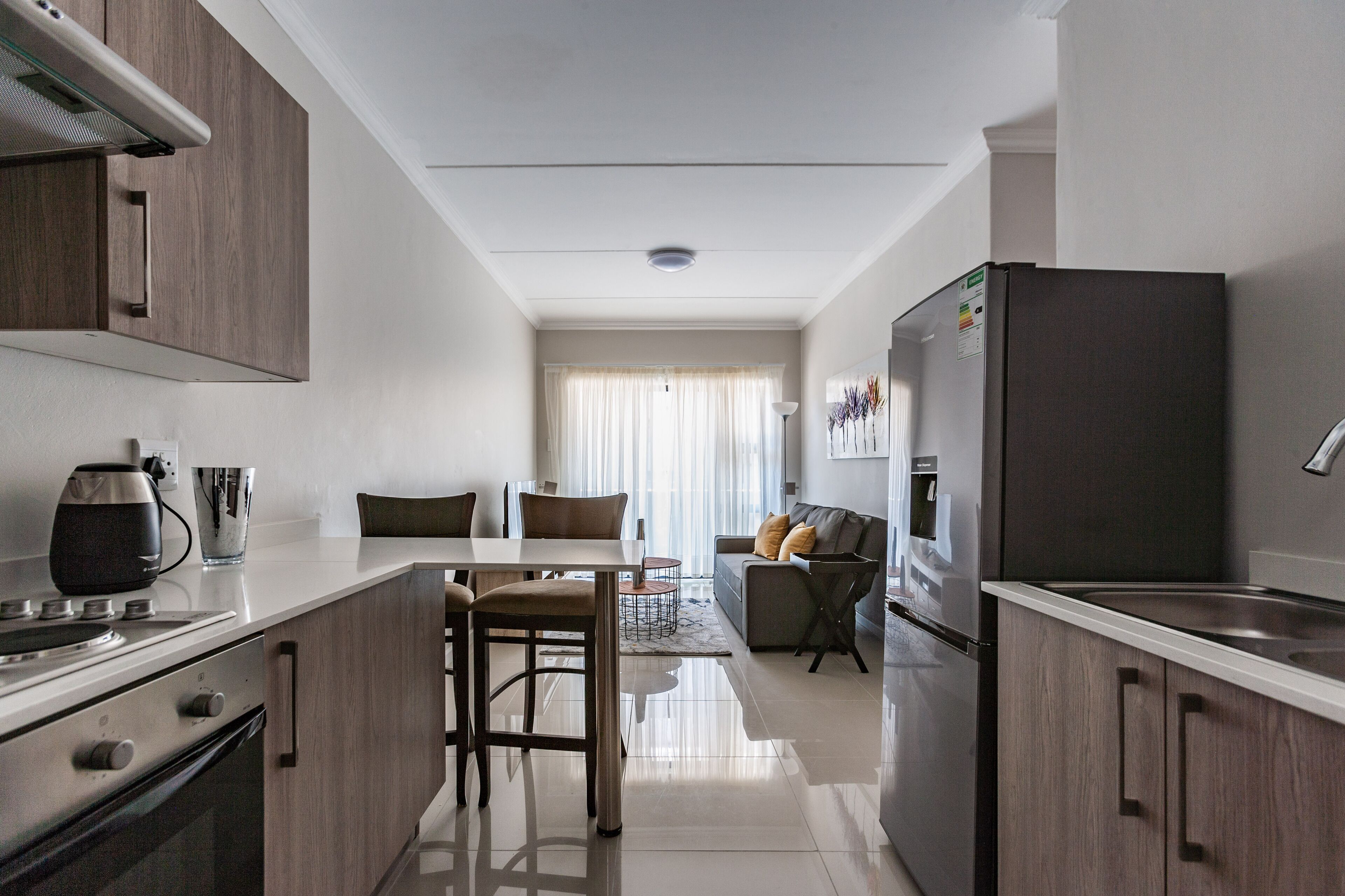 Jääkaappi, mikroaaltouuni, uuni, liesi