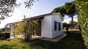 A small white building with a sloped roof, a door, and a window. - N110 - Numana, villa with garden and sea view (Numana)