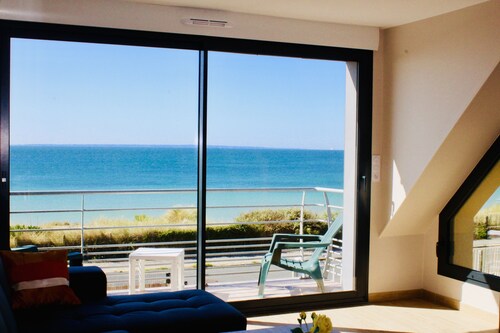 SEAFRONT, BREATHTAKING 180°VIEW overlooking the Ocean,3 bedrooms,Private Parking