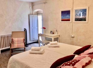 3 bedrooms, desk, iron/ironing board, free WiFi