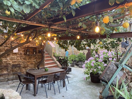 Can Zoilo, in the heart of the medieval center of Pals. WIFI and Air Ac. FREE.