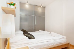 1 habitación, tabla de planchar con plancha, cuna de viaje y wifi 