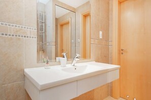 Tina, secadora de cabello, toallas 