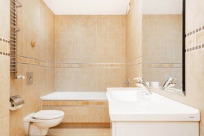 Bañera, secador de pelo y toallas
