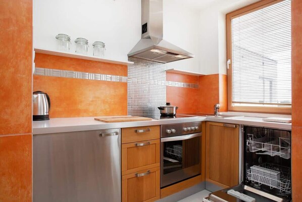 Frigorífico, horno, placa de cocina y lavavajillas