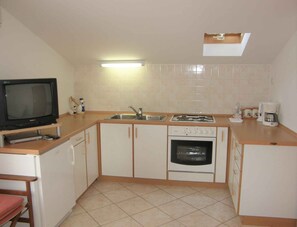 Jääkaappi, uuni, liesi, kahvin-/teenkeitin