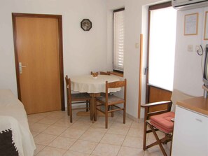 Dining - Holiday apartment Adriatic Sea at 50 m (Baška)