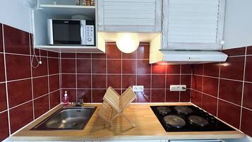 Réfrigérateur, micro-ondes, four, plaque de cuisson