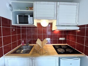 雪櫃、微波爐、焗爐、爐具