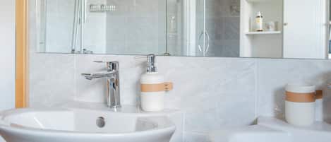 Séchoir à cheveux, serviettes fournies, savon, shampooing
