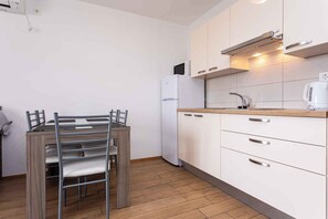 Refrigerador, microondas, parrilla de estufa y cafetera y tetera 