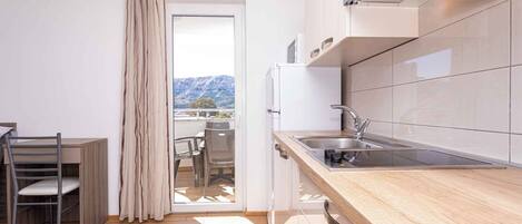 Geladeira, micro-ondas, cooktop, cafeteira/chaleira