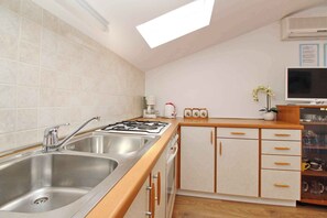 Fridge, oven, stovetop, coffee/tea maker