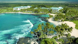 A coastal resort with beachfront properties, palm trees, and ocean views. - Private Villa, Golf Course Front with a Private Pool and Spa! (Kamuela)