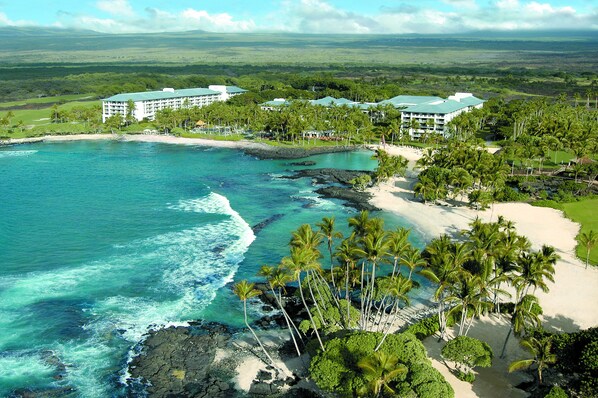 Beach nearby, sun loungers, beach towels