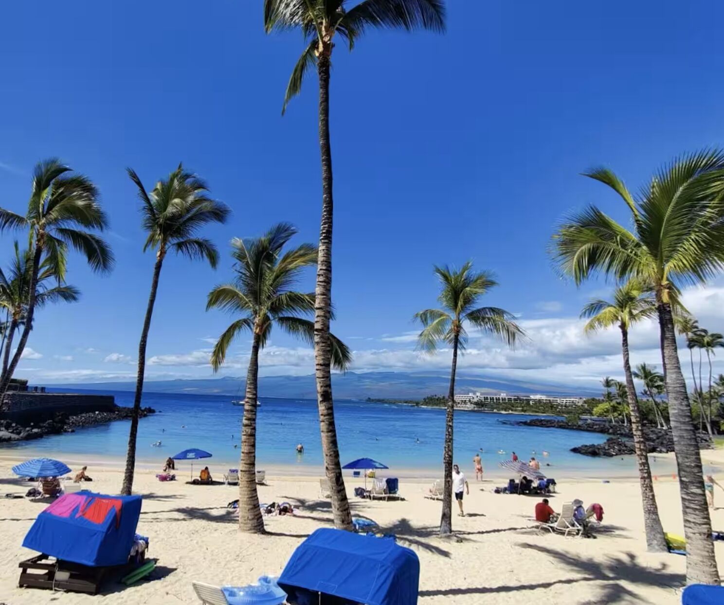Beach nearby, sun loungers, beach towels