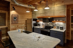 Refrigerador, microondas, horno y parrilla de estufa 