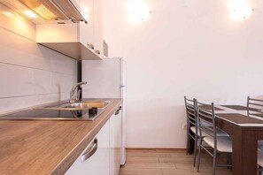 Køleskab, mikrobølgeovn, kogeplade, køkkentøj/tallerkener/redskaber