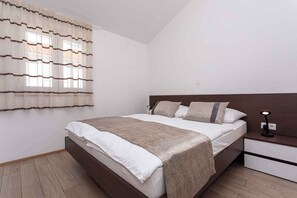 2 makuuhuonetta, vauvan matkasänky, internet