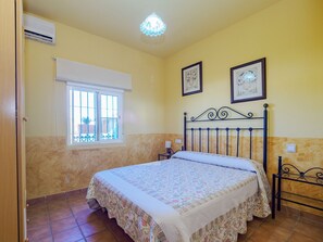 2 bedrooms, iron/ironing board, free WiFi, bed sheets