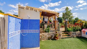Ein Poolbereich mit blauen Fliesen an der Wand und einem Steinfuß.