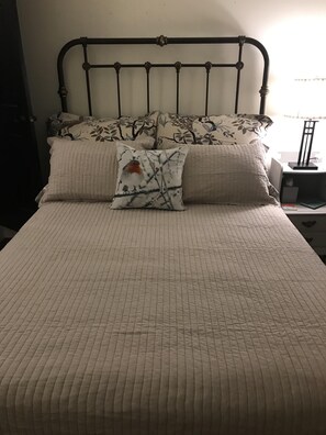 1 dormitorio, escritorio, tabla de planchar con plancha y wifi