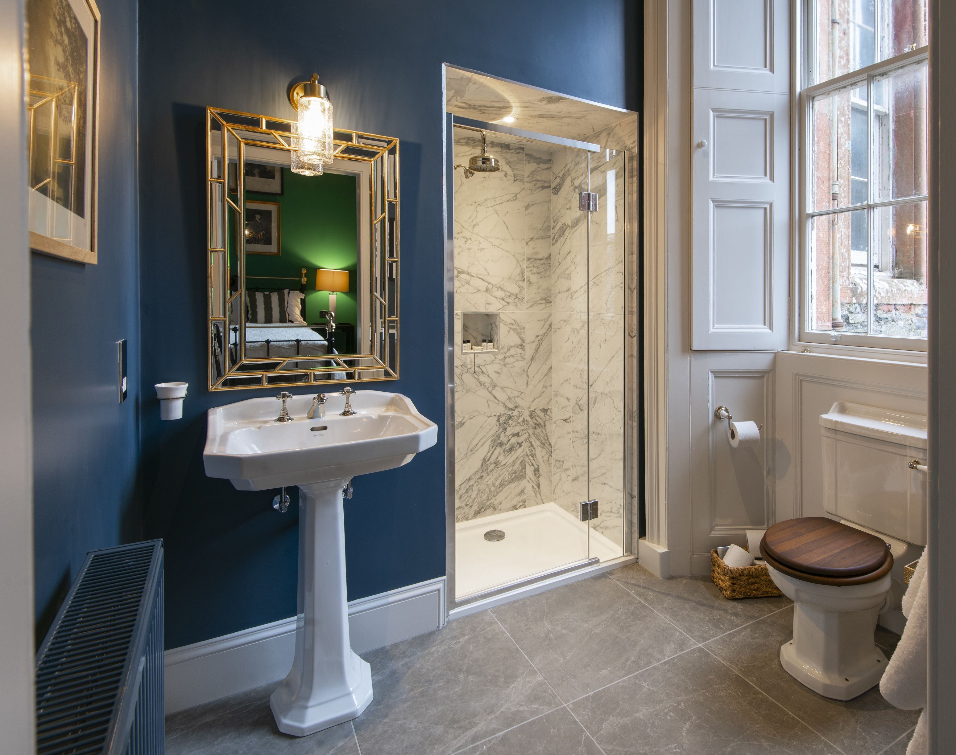 Combined shower/bathtub
