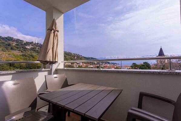 Outdoor dining - Holiday apartment mit Klimaanlage und Meerblick (Baška)