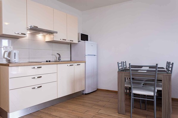 冷蔵庫、電子レンジ、コンロ、コーヒー / ティーメーカー