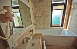 Hair dryer, towels, shampoo, toilet paper - Hotel Montana in Sarti (Sarpi)