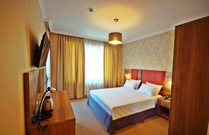 14 chambres, coffres-forts dans les chambres, bureau