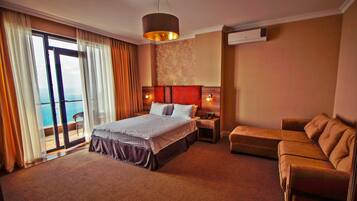 14 Schlafzimmer, Zimmersafe, Schreibtisch, BĂŒgeleisen/BĂŒgelbrett