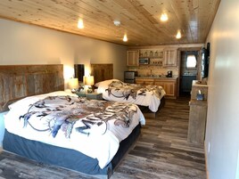 Habitación Deluxe, 2 camas de matrimonio, vistas a la montaña | Ropa de cama de alta calidad y colchones con acolchado adicional