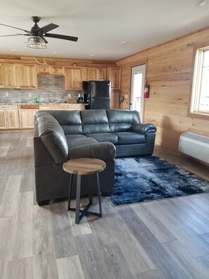 Condo conforto, 1 quarto, vista para o rio | Área de estar | TV de tela plana 50 polegadas com canais via satélite, TV