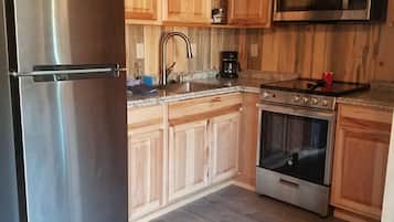 Comfort-Ferienhütte, 2 Queen-Betten | Eigene Küche | Kühlschrank, Mikrowelle, Wasserkocher mit Kaffee-/Teezubehör