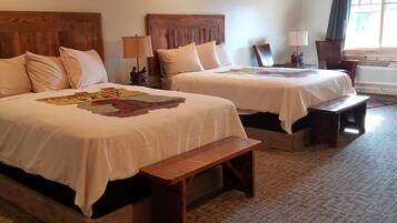 Kamar Deluks, 2 Tempat Tidur Queen, pemandangan gunung | 1 kamar tidur, seprai premium, dan bantalan ekstra lembut