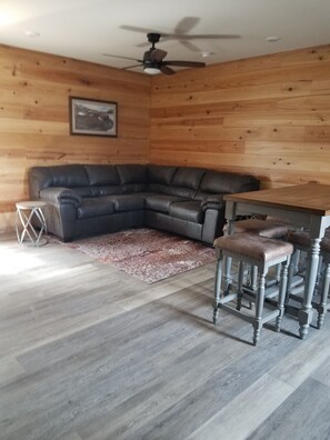 Condo família | Área de estar | TV de tela plana 50 polegadas com canais via satélite, TV