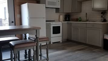 Familienapartment | Eigene Küche | Kühlschrank, Mikrowelle, Wasserkocher mit Kaffee-/Teezubehör