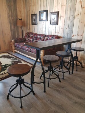 Comfort Cabin, 2 Queen Beds | In-room dining