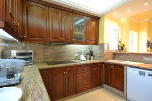 Een koelkast, een magnetron, een oven, een kookplaat