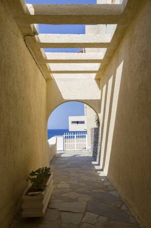 Property grounds - EN LEFKO - A white holiday haven by the sea. The ideal place for a relaxing stay. (Sitia)